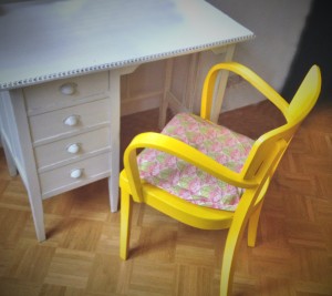 gelber Schreibtisch-Stuhl