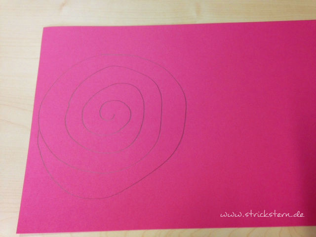 Spirale auf buntes Papier zeichnen